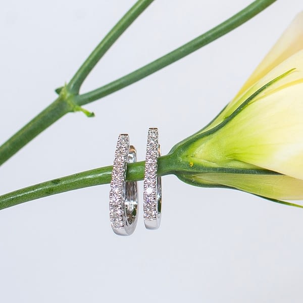 Boucles d’oreilles créoles allongées, en or blanc 18 carats et diamants 0,37 cts , pour femme, collection La Joaillerie.