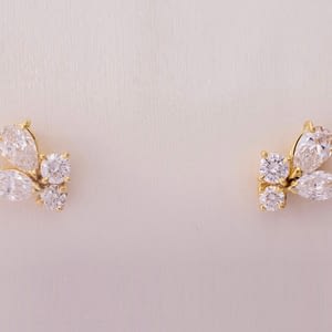 Boucles d’oreille en or jaune 18 carats et diamants taille navettes, taille poires, taille brillant pour femme, collection la Joaillerie.