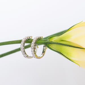 Boucles d’oreilles créoles en or blanc 18 carats et diamants 0,42 cts , pour femme, collection La Joaillerie.