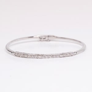 Bracelet jonc en or blanc 18 carats et 15 diamants taille brillant, 0cts66, pour femme, collection La Joaillerie.