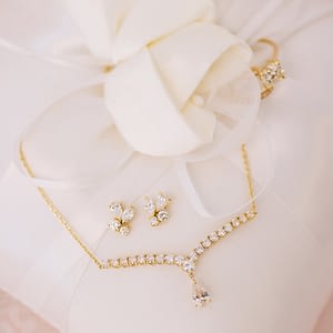 Collier en or jaune 18 carats et diamants taille brillant et poire.Bijoux mariage