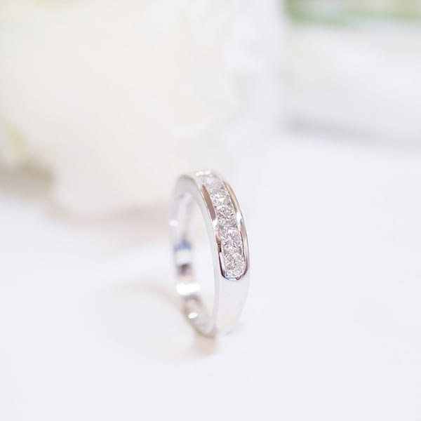 Alliance or blanc 18 carats et 7 diamants taille brillant, 0,66cts, pour femme, collection La Joaillerie.