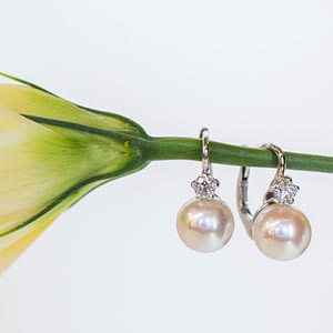 Boucles d’oreilles en or blanc 18carats, diamants 0,24 cts et perles de culture d’eau douce, blanches, pour femme, La Joaillerie.