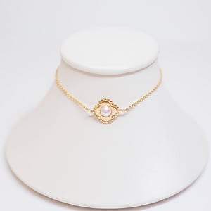 Bracelet en or jaune 18 carats et perle de culture d’eau douce blanche, pour femme, collection Flos.
