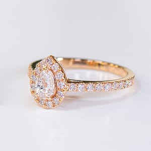 Bague de fiançailles en or rose 18 carats et diamant poire 0,38cts accompagné de diamants taille brillant 0,36cts, pour femme, Collection La Joaillerie