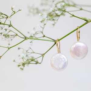 Boucle d’oreille en or rouge 18 carats et perles de culture d’eau douces baroques, blanches, pour femme, collection La Joaillerie.