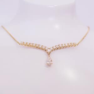 Collier en or jaune 18 carats et diamants taille brillant et poire.