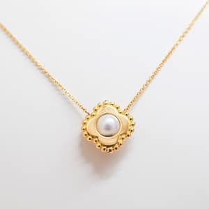 Collier en or jaune 18 carats et perle de culture d’eau douce blanche, pour femme, collection Flos.