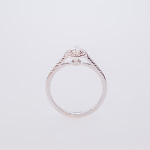 Bague de fiançailles or blanc 18carats et diamant poire 0,41cts accompagné de diamants taille brillant 0,25cts, pour femme, Collection La Joaillerie.