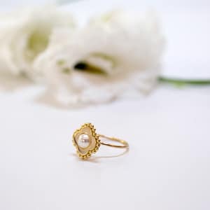 Bague en or jaune 18 carats et perle de culture d’eau douce blanche, pour femme, collection Flos.