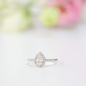 Bague de fiançailles or blanc 18carats et diamant poire 0,41cts accompagné de diamants taille brillant 0,25cts, pour femme, Collection La Joaillerie.