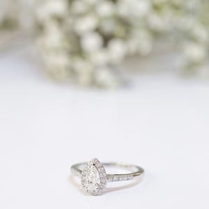 Bague de fiançailles or blanc 18carats et diamant poire 0,41cts accompagné de diamants taille brillant 0,25cts, pour femme, Collection La Joaillerie.