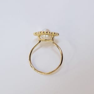 Bague en or jaune 18 carats et perle de culture d’eau douce blanche, pour femme, collection Flos.