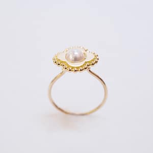 Bague en or jaune 18 carats et perle de culture d’eau douce blanche, pour femme, collection Flos.