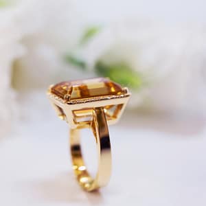 Bague en or 18 carats sertie d’une citrine 12.54cts et diamants 0,2ct, pour femme, collection La Joaillerie.