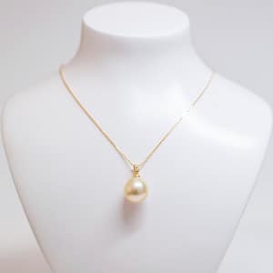 Collier en or jaune 18 carats, diamants 0,06cts et perle de culture des Philippines 11mm, pour femme collection La Joaillerie.