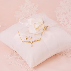 Collier en or jaune 18 carats et diamants taille brillant et poire.Bijoux mariage, bague de fiançailles diamant