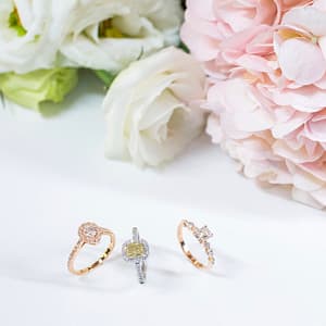 Bague de fiançailles or rouge 18 carats, diamant taille radiant 0,70cts accompagné de diamants tailles brillant et poires 0,31 cts, pour femme, collection La Joaillerie Bague de fiançailles or rouge 18 carats, diamant taille radiant 0,70cts accompagné de diamants tailles brillant et poires 0,31 cts, pour femme, collection La Joaillerie