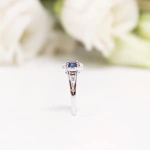 Bague Maël, en or blanc 18carats, saphir 0ct51 et diamants 0ct14, pour femme, collection La Joaillerie.