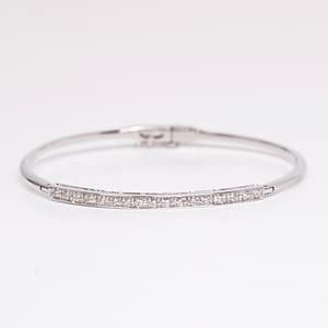 Bracelet jonc en or blanc 18 carats et 15 diamants taille brillant, 0cts66, pour femme, collection La Joaillerie.