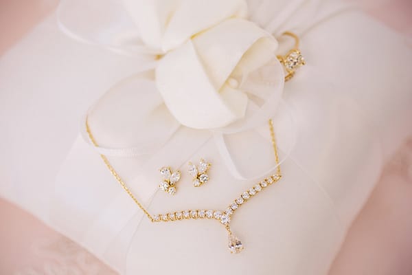 Collier en or jaune 18 carats et diamants taille brillant et poire.Bijoux mariage