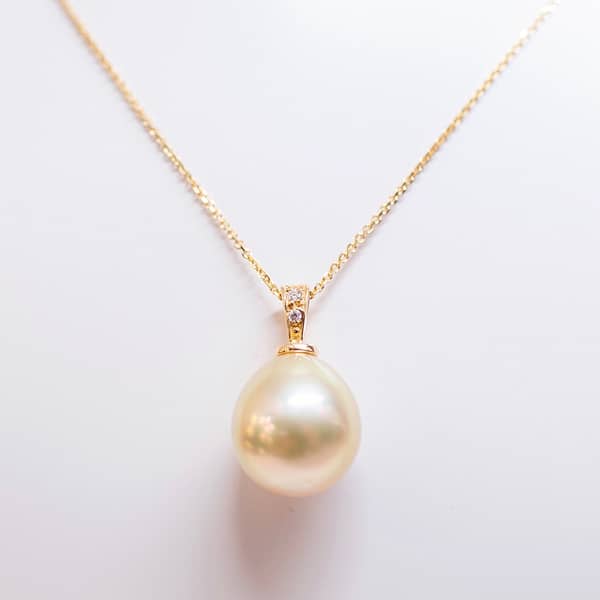 Collier en or jaune 18 carats, diamants 0,06cts et perle de culture des Philippines 11mm, pour femme collection La Joaillerie.